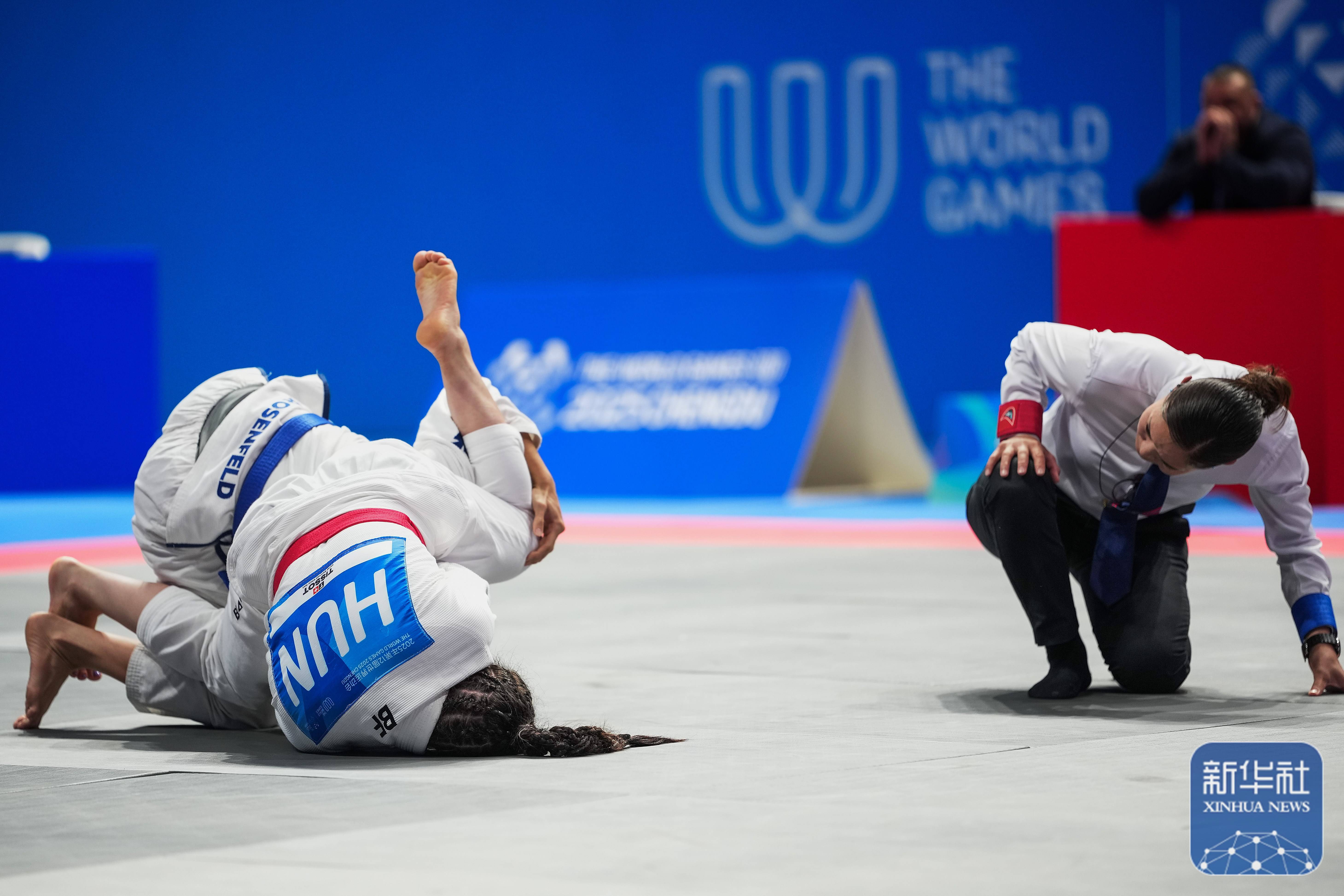 匈牙利运动员在游泳比赛中夺得金牌