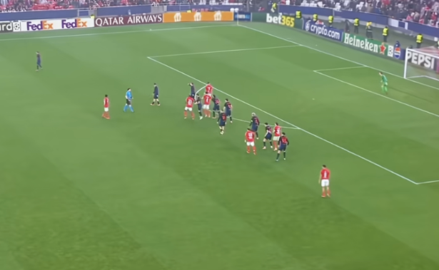 经典对决，球场上惊现绝杀一幕的简单介绍