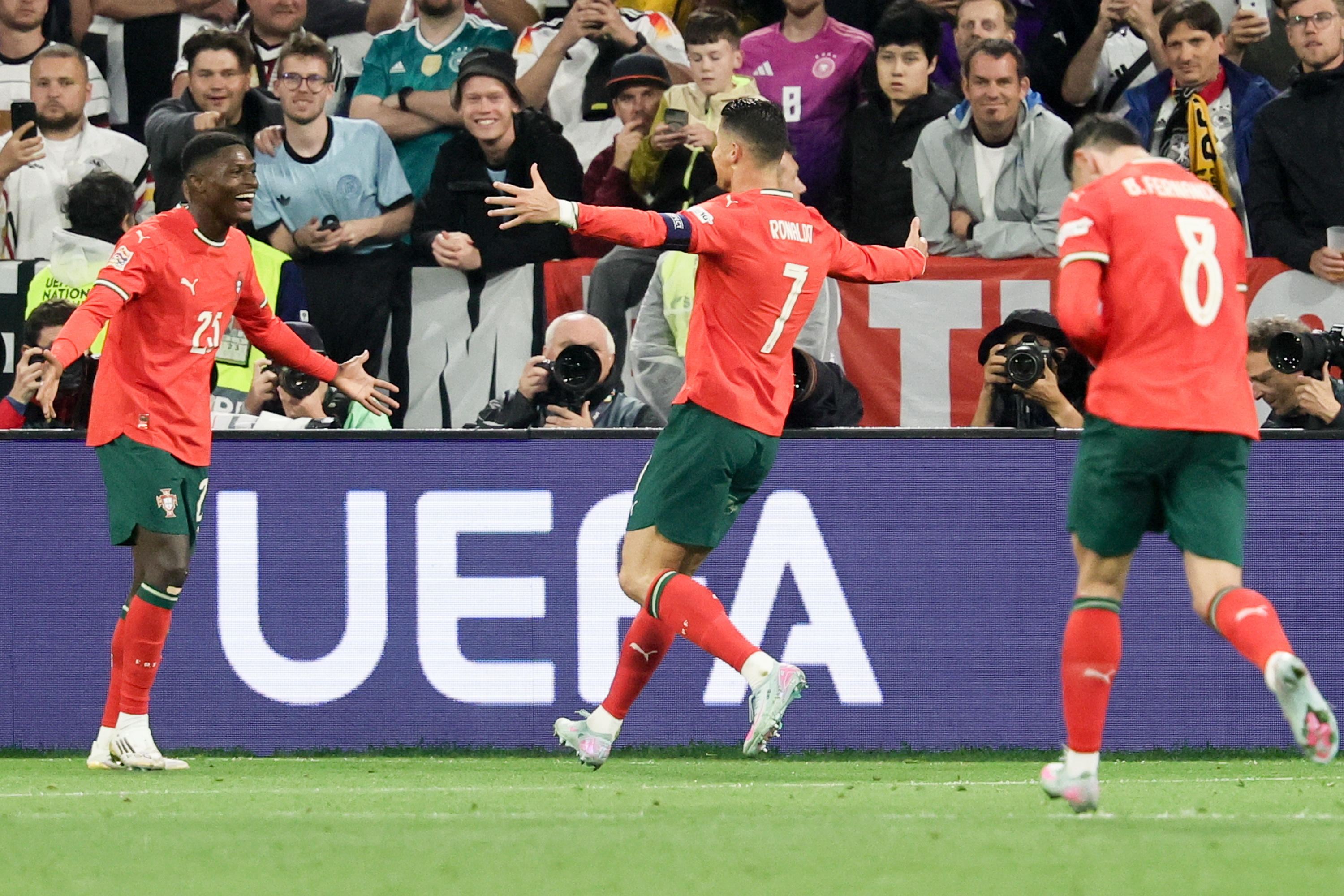 欧国联赛参赛球队首次出征，教练紧张密集的简单介绍