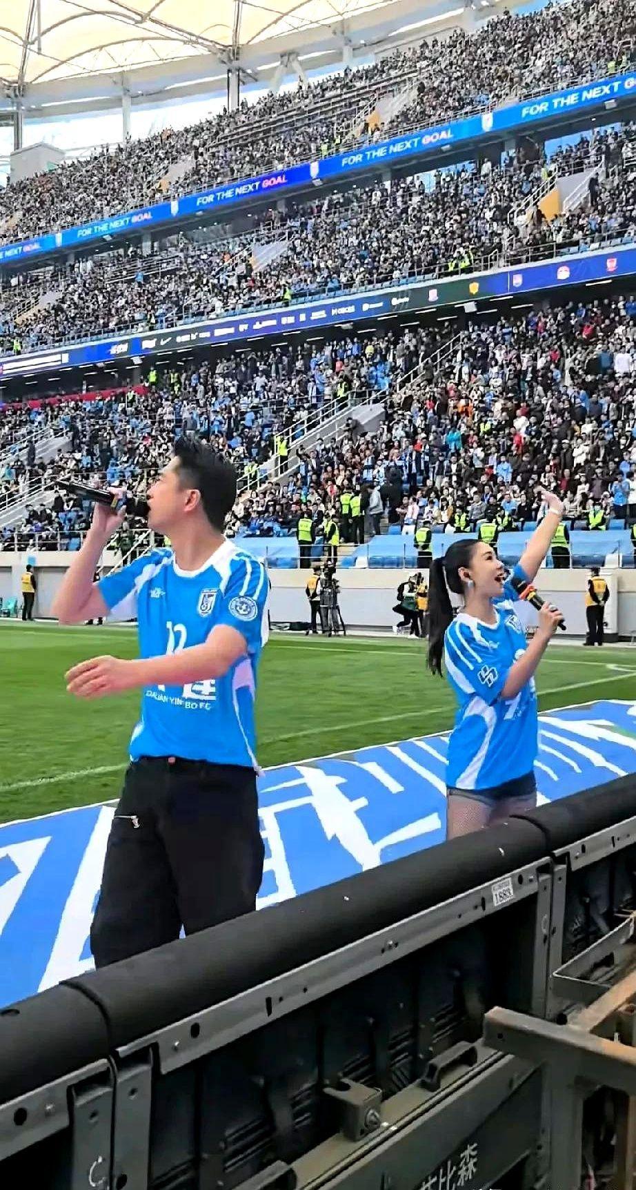 足球赛场上发生精彩一幕,引发球迷热议的简单介绍 足球赛场上发生精彩一幕,引发球迷热议的简单介绍