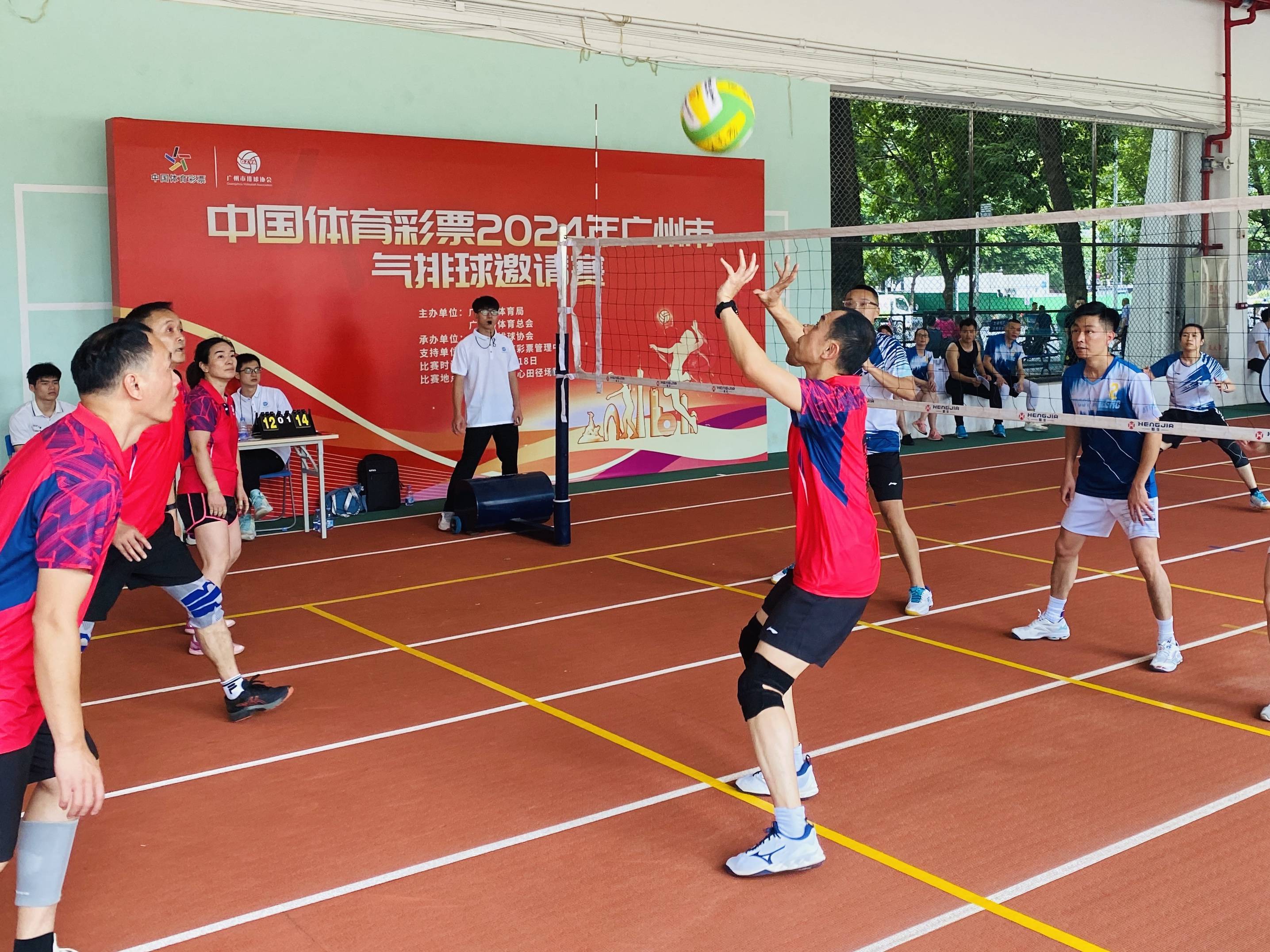 场面火爆!排球观众席沸腾不已 场面火爆!排球观众席沸腾不已