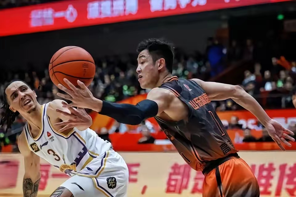 福建队鏖战太阳,高诗岩刷新纪录 福建队鏖战太阳,高诗岩刷新纪录