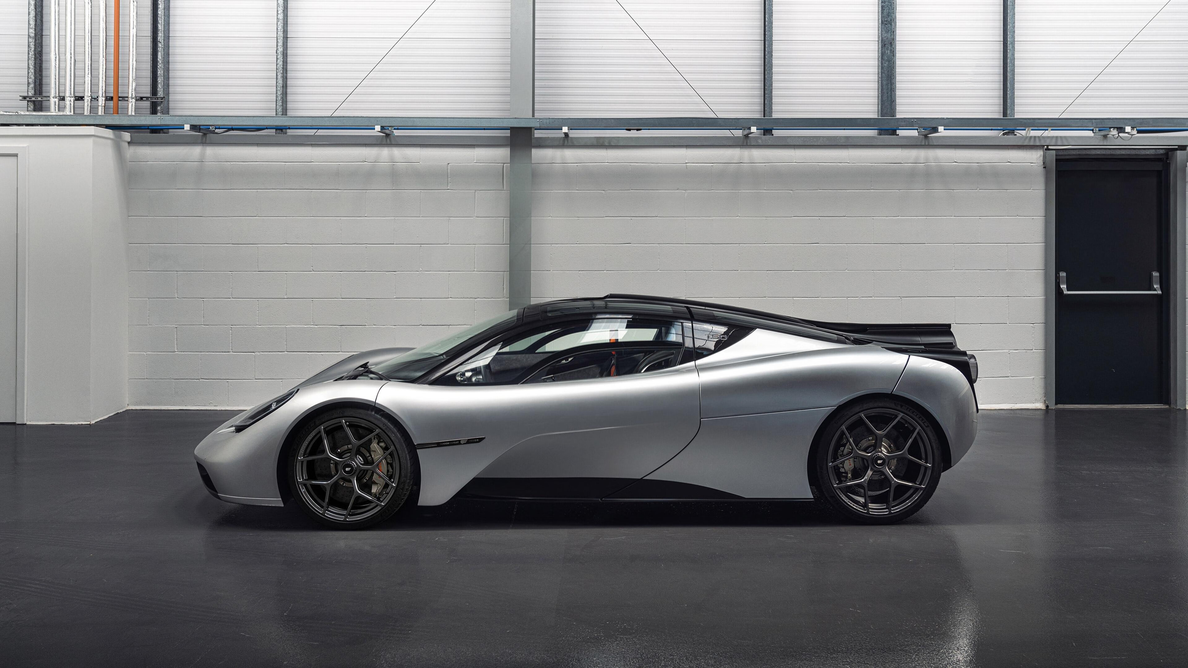 当德意志的钢铁遇见巴黎的焰火,凯恩一剑封喉的永恒美学